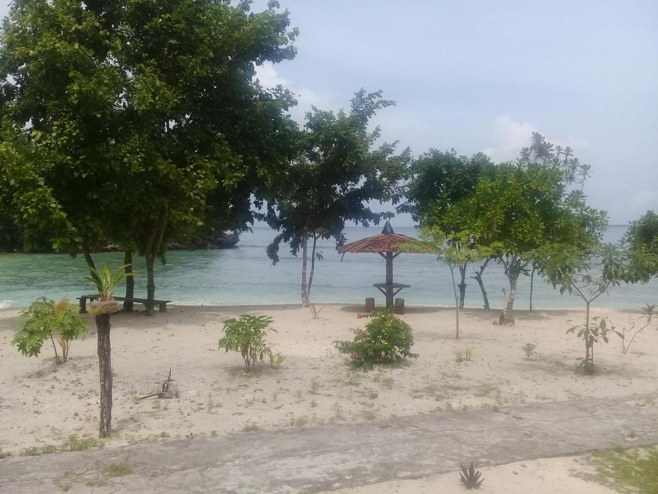 Nusa Nalan Beach Resort Rumah Olat Exteriör bild
