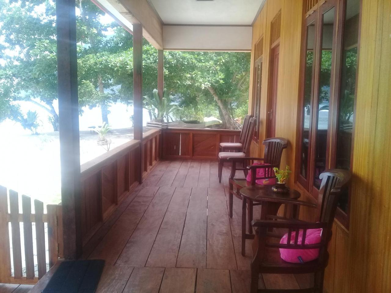 Nusa Nalan Beach Resort Rumah Olat Exteriör bild