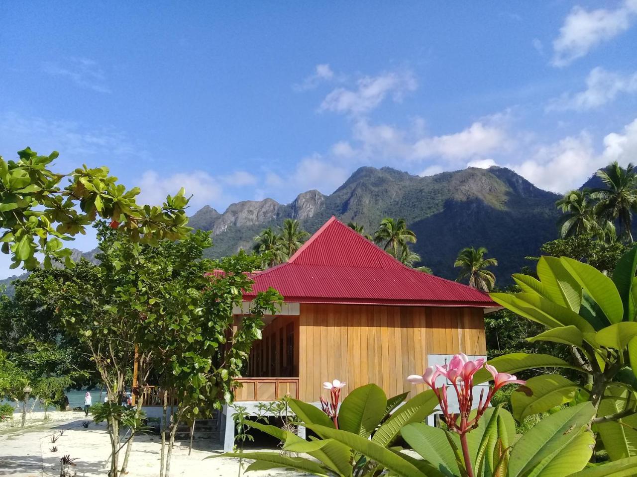 Nusa Nalan Beach Resort Rumah Olat Exteriör bild